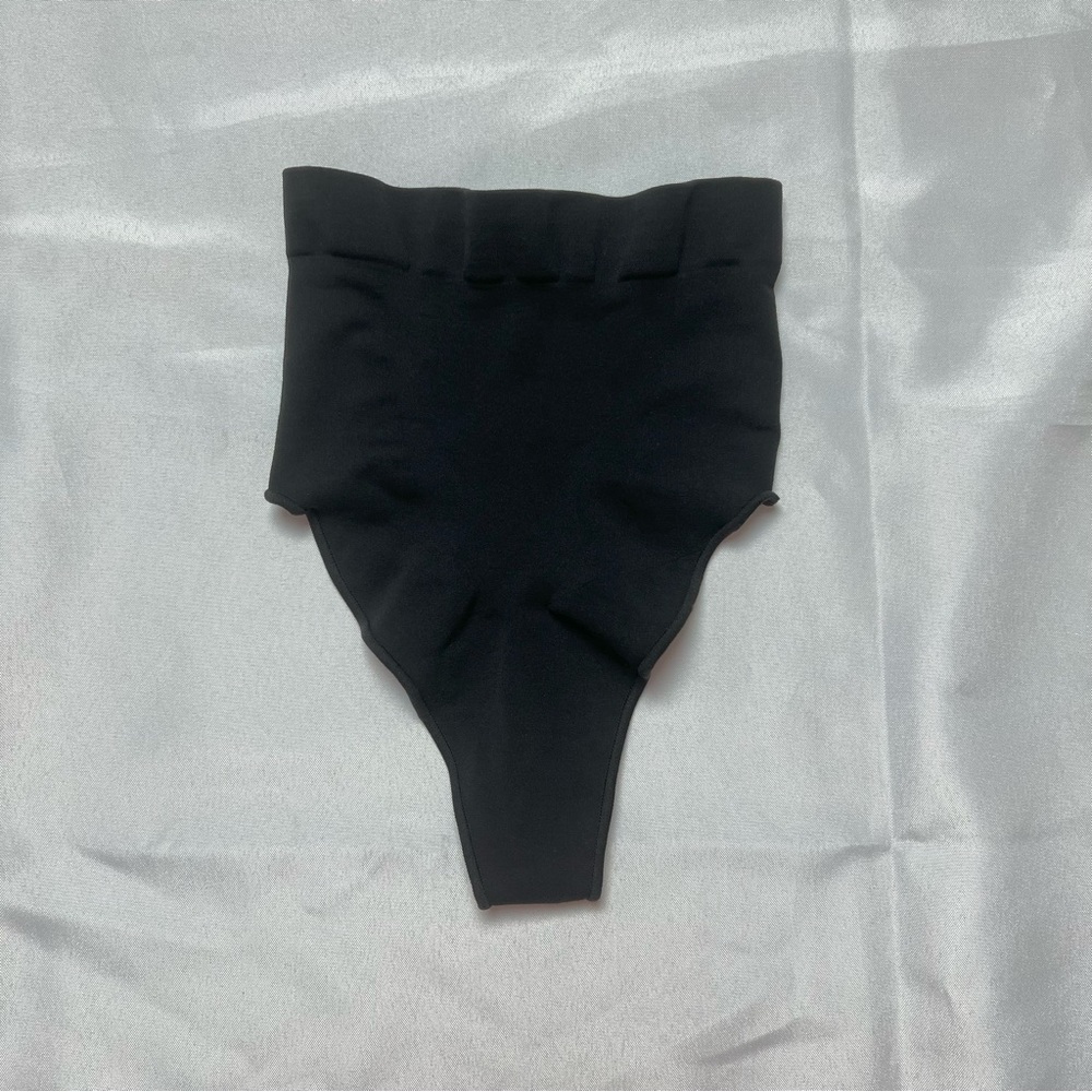 SKIMS Seamless Sculpt High Waist Thong NWOT - Onyx